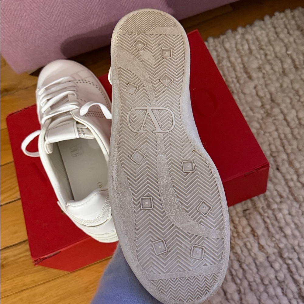 Valentino Garavani V logo perforated low top sneakers white - Picture 8 of 10